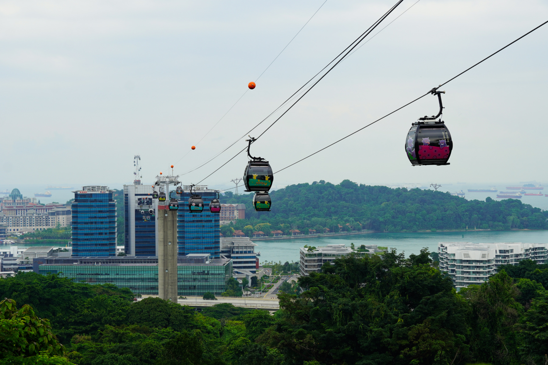 Cable car from Mount Faber to Sentosa island over the Singapore Strait, Singapore - Experiencing the Globe