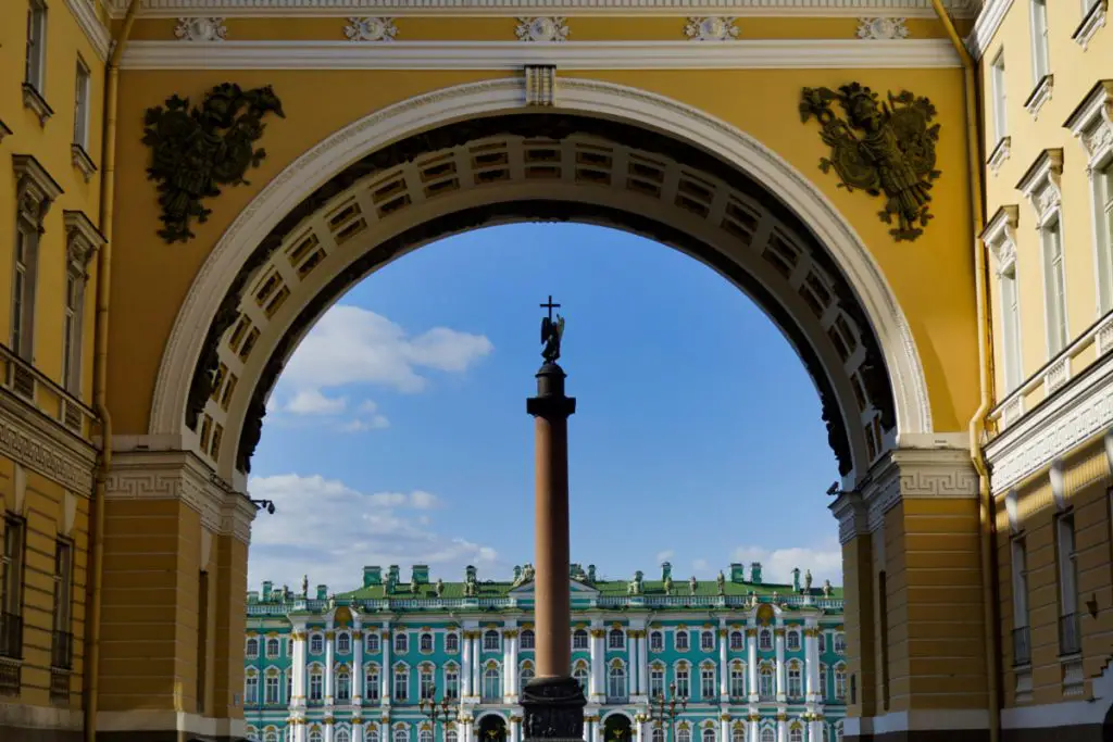 General Staff Building & Hermitage, Saint Petersburg – Experiencing the Globe