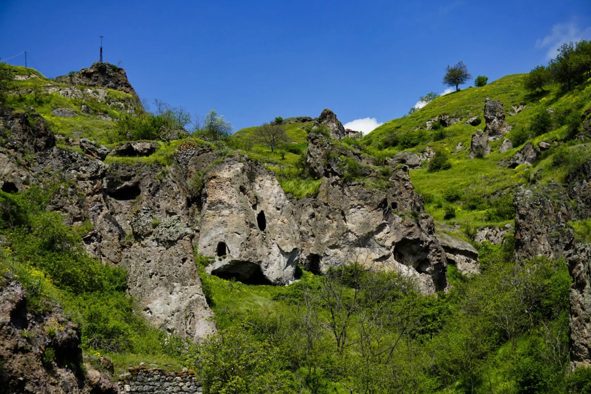 Old Khndzoresk cave village, Armenia - Experiencing the Globe